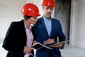 fiscalizacao de obras construtores conversando